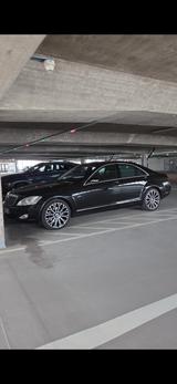 Mercedes-Benz S 320 CDI BlueEFFICIENCY - - Mercedes-Benz S 320 mit Diesel-Antrieb: Schwarz