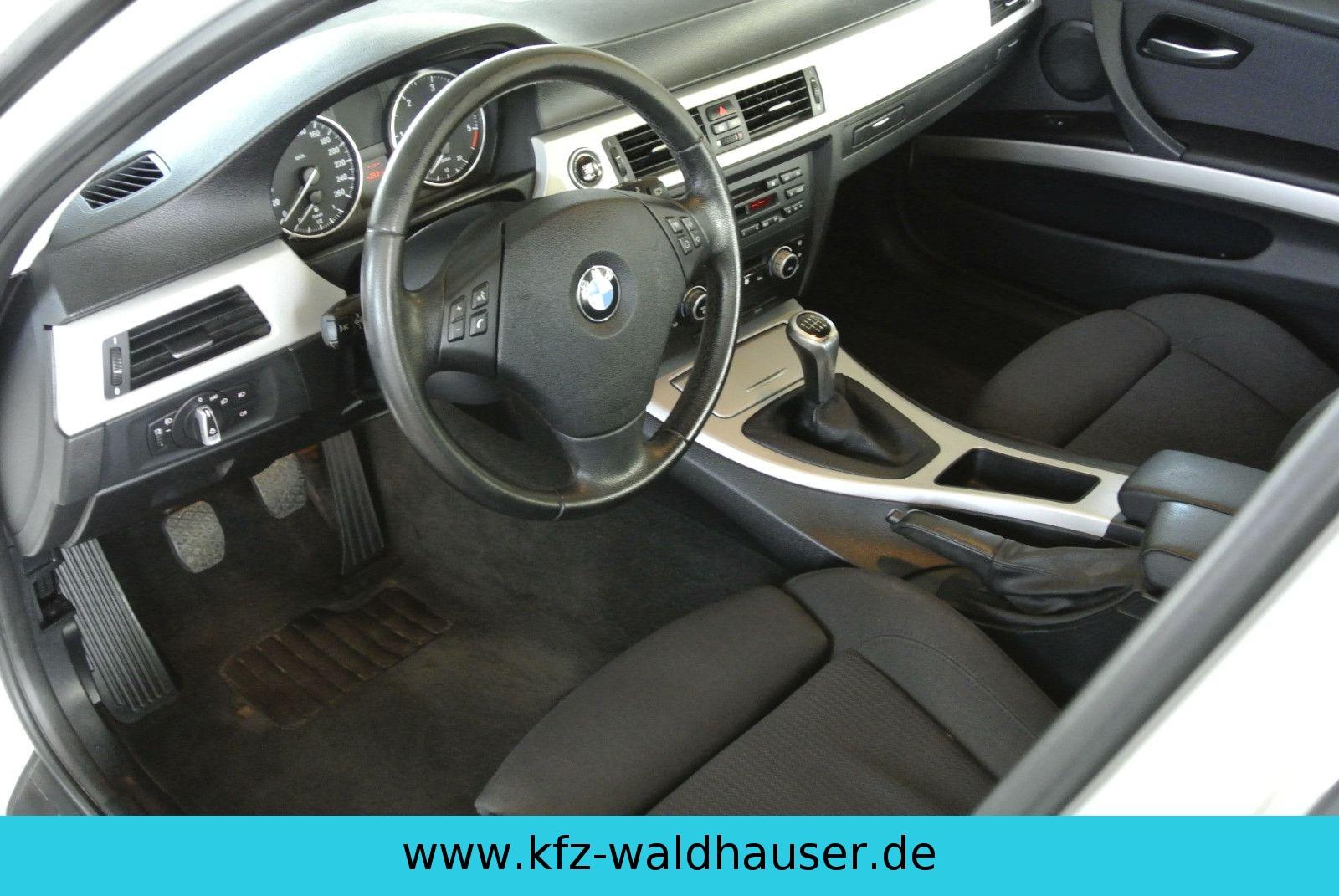 BMW 318 2010 — photo 34