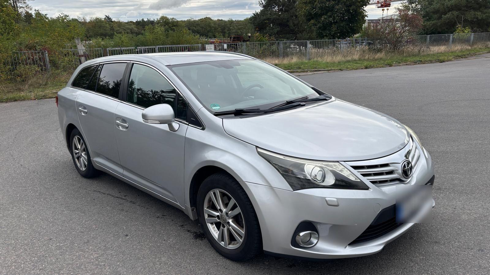 Toyota Avensis 2012 — rear view