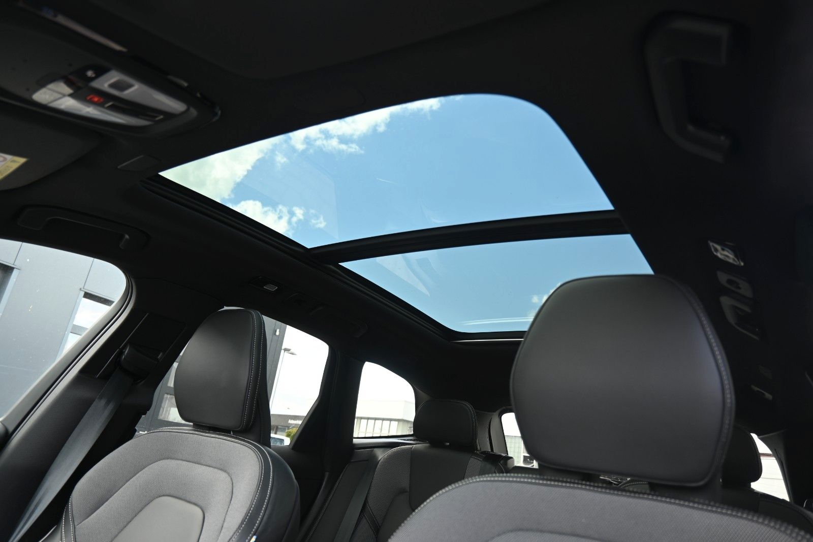 Fahrzeugabbildung Volvo XC60 T8 RC AWD Plus Black Edition*360*Facelift