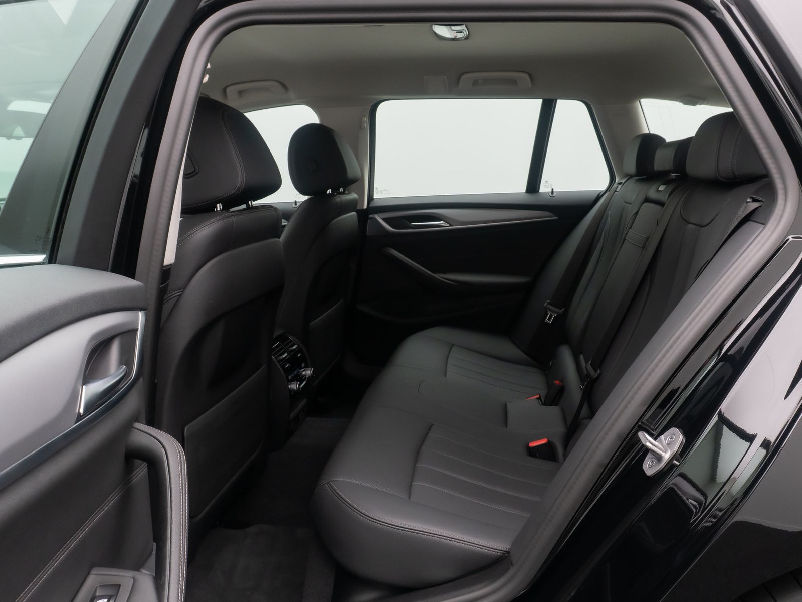 Fahrzeugabbildung BMW 530d Alarm FernlichtAss DAB Kamera 4xKlima WLAN