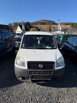 Fiat Doblo Doblò 1.4 8V Actual - Fiat Doblo mit Benzin-Antrieb: Kleinbus, 1.4