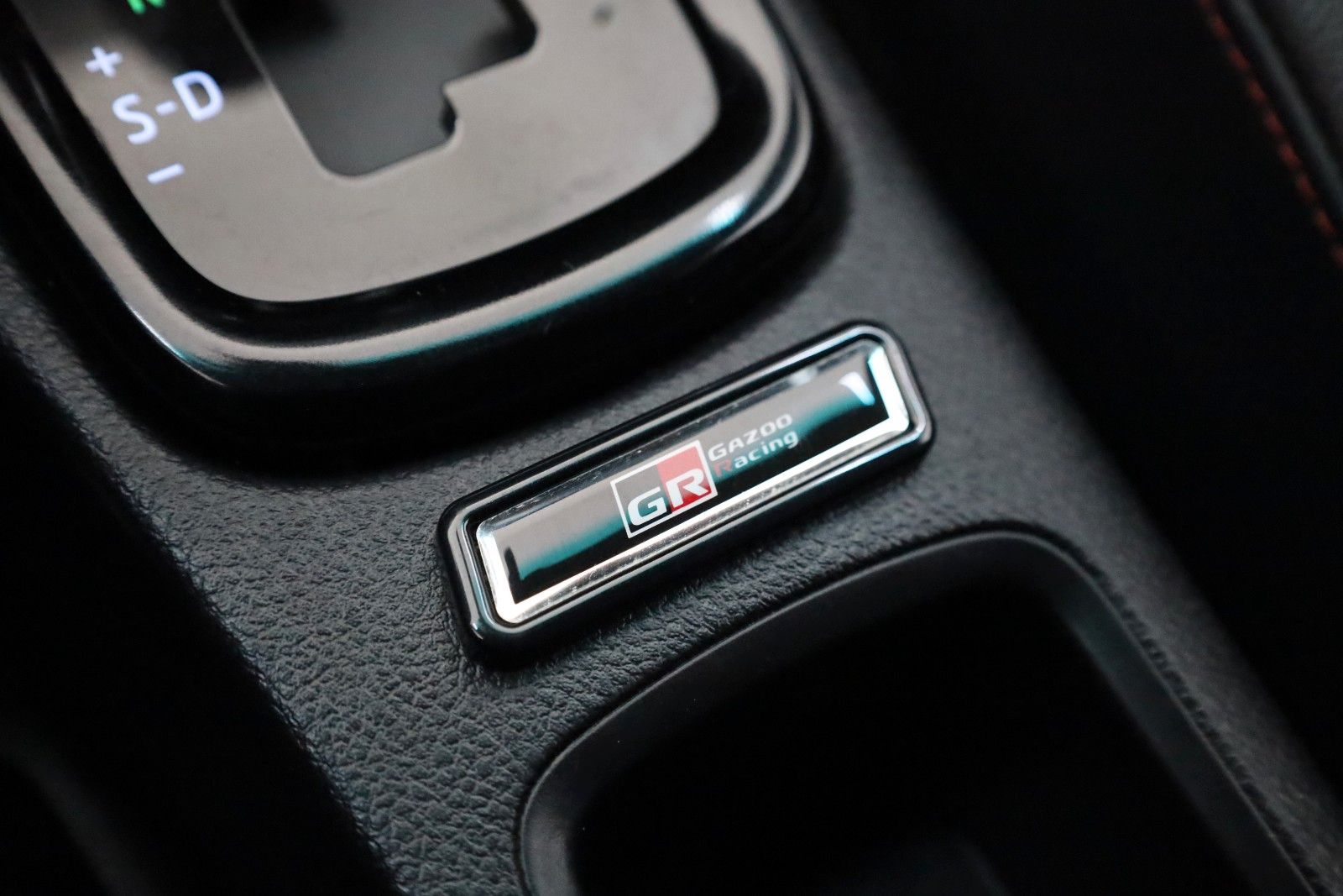 Fahrzeugabbildung Toyota Hilux 2.8 D-4D GR Sport,Alcantara,ACC,Rollo, AHK