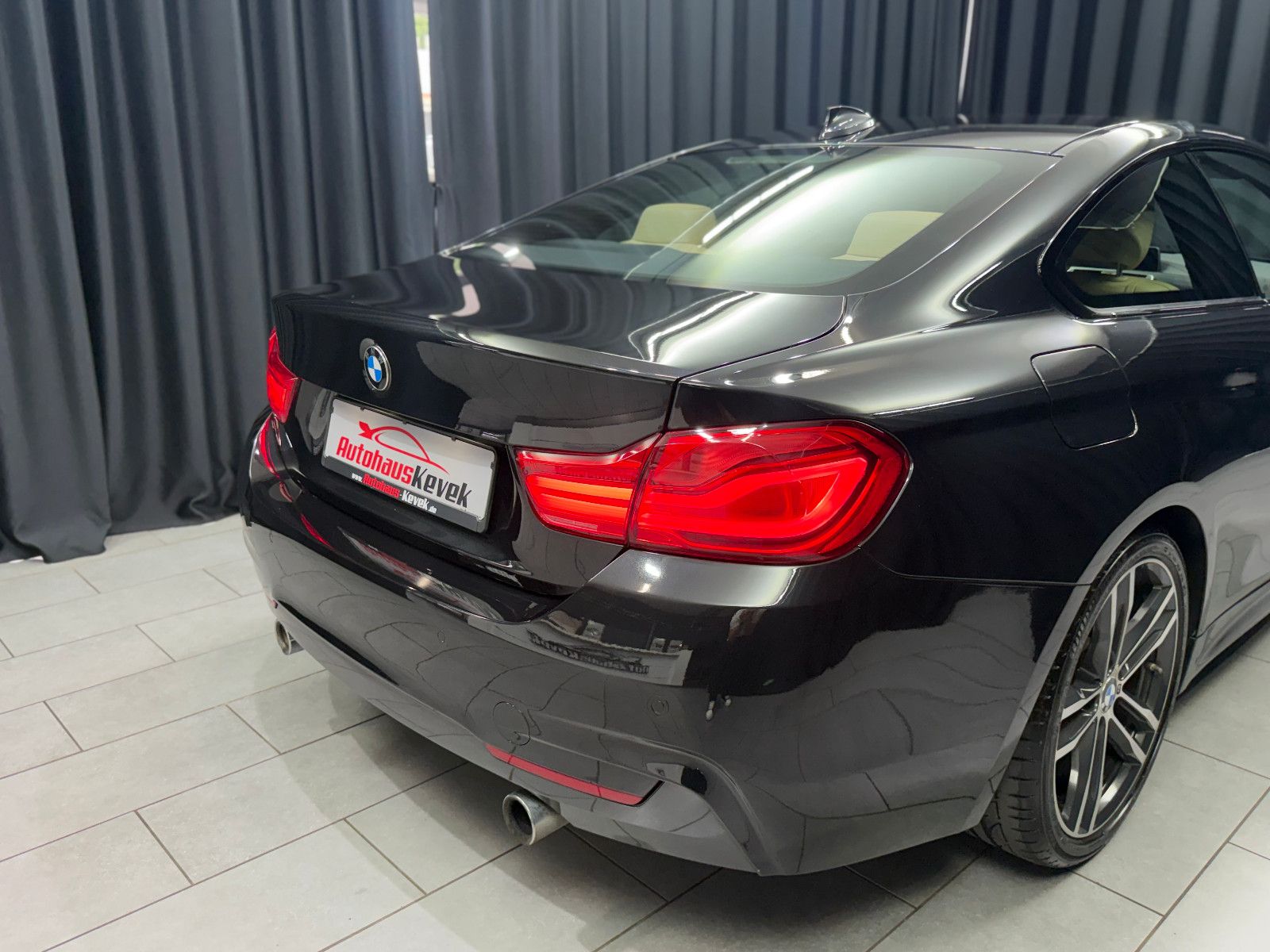 Fahrzeugabbildung BMW 440i Coupe M Sport|LCI|GLASDACH|SHADOWLINE