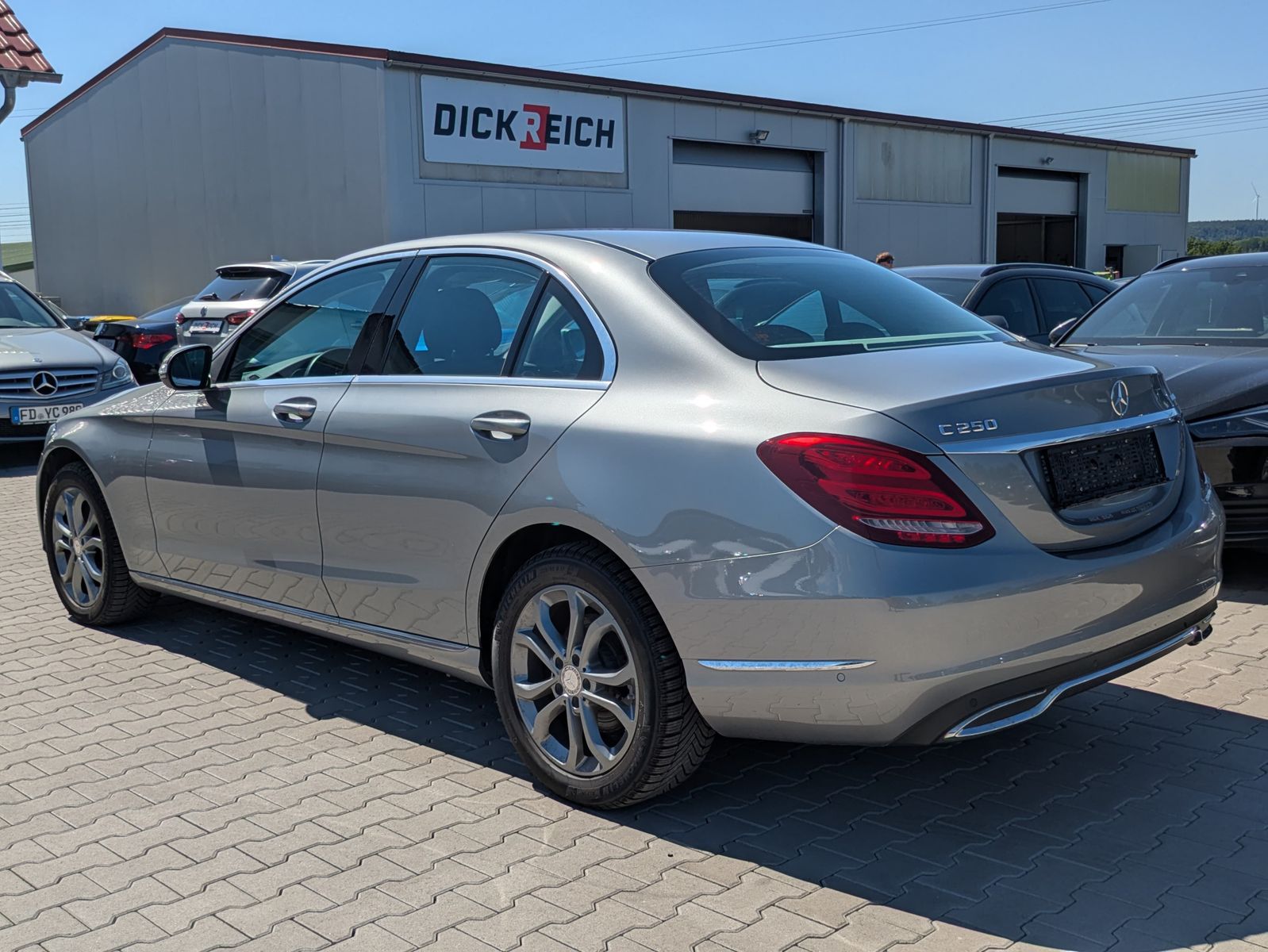 Illustration du véhicule Mercedes-Benz C 250 d BlueTec AVANTGARDE 4Matic ACC/KAM/LED