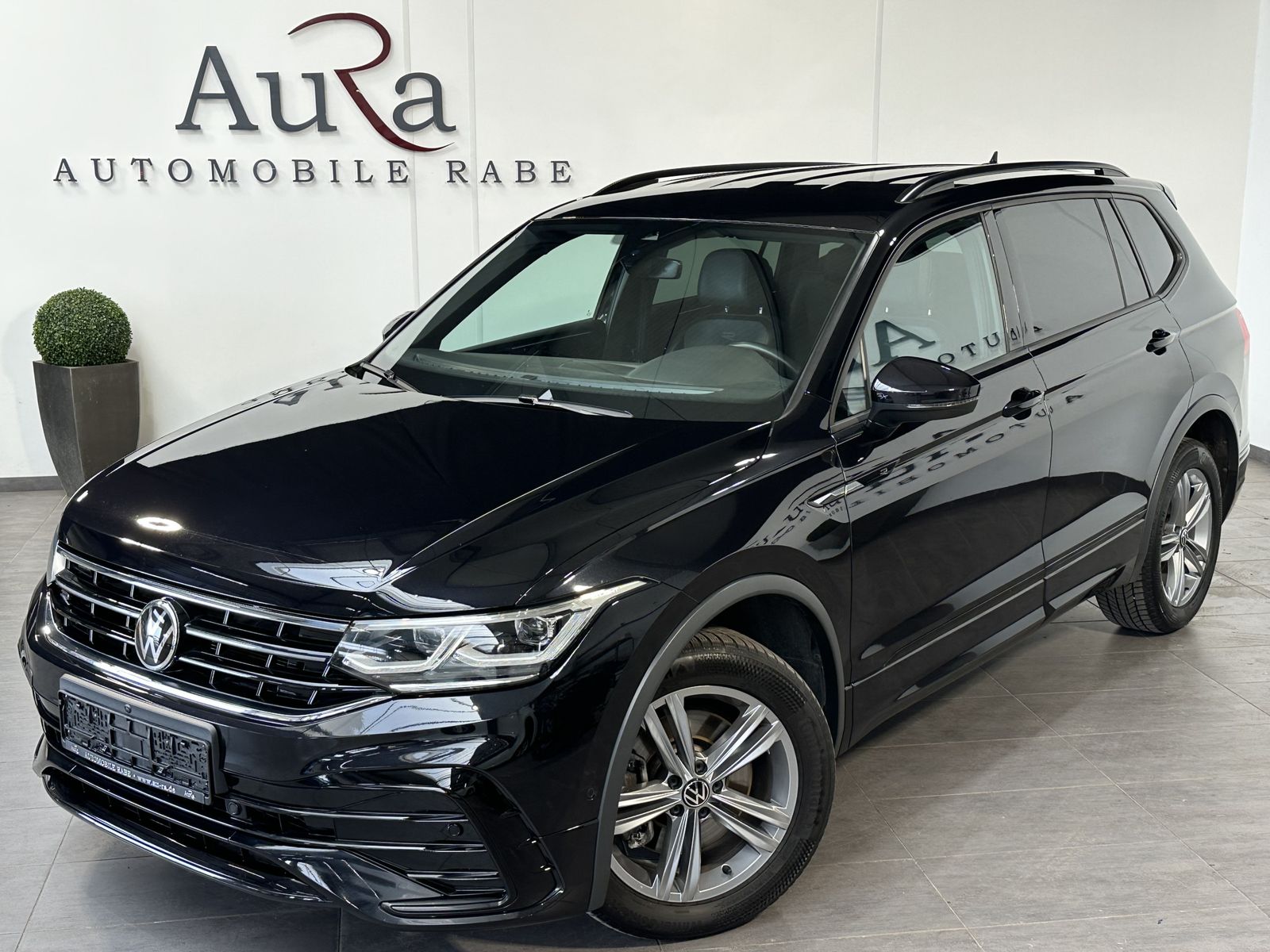 Fahrzeugabbildung Volkswagen Tiguan Allspace 4M R-Line Black 7Sitzer AHK+360°