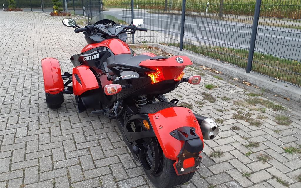 Can-Am Spyder 2012 — engine 998 cm³, 98 HP (72kW)