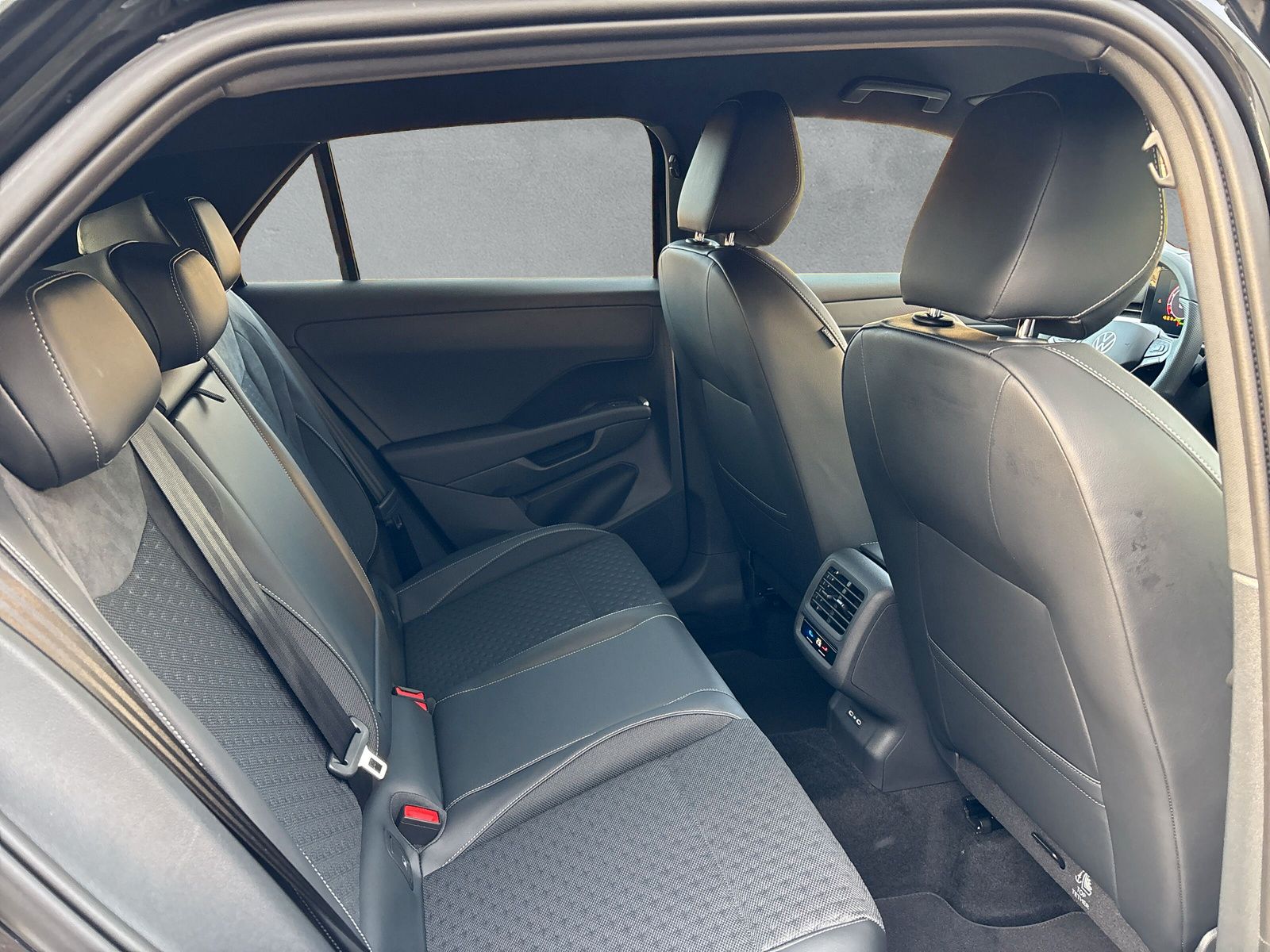 Fahrzeugabbildung Volkswagen T-Roc R-Line TSI 110 kW 7-Gang DSG