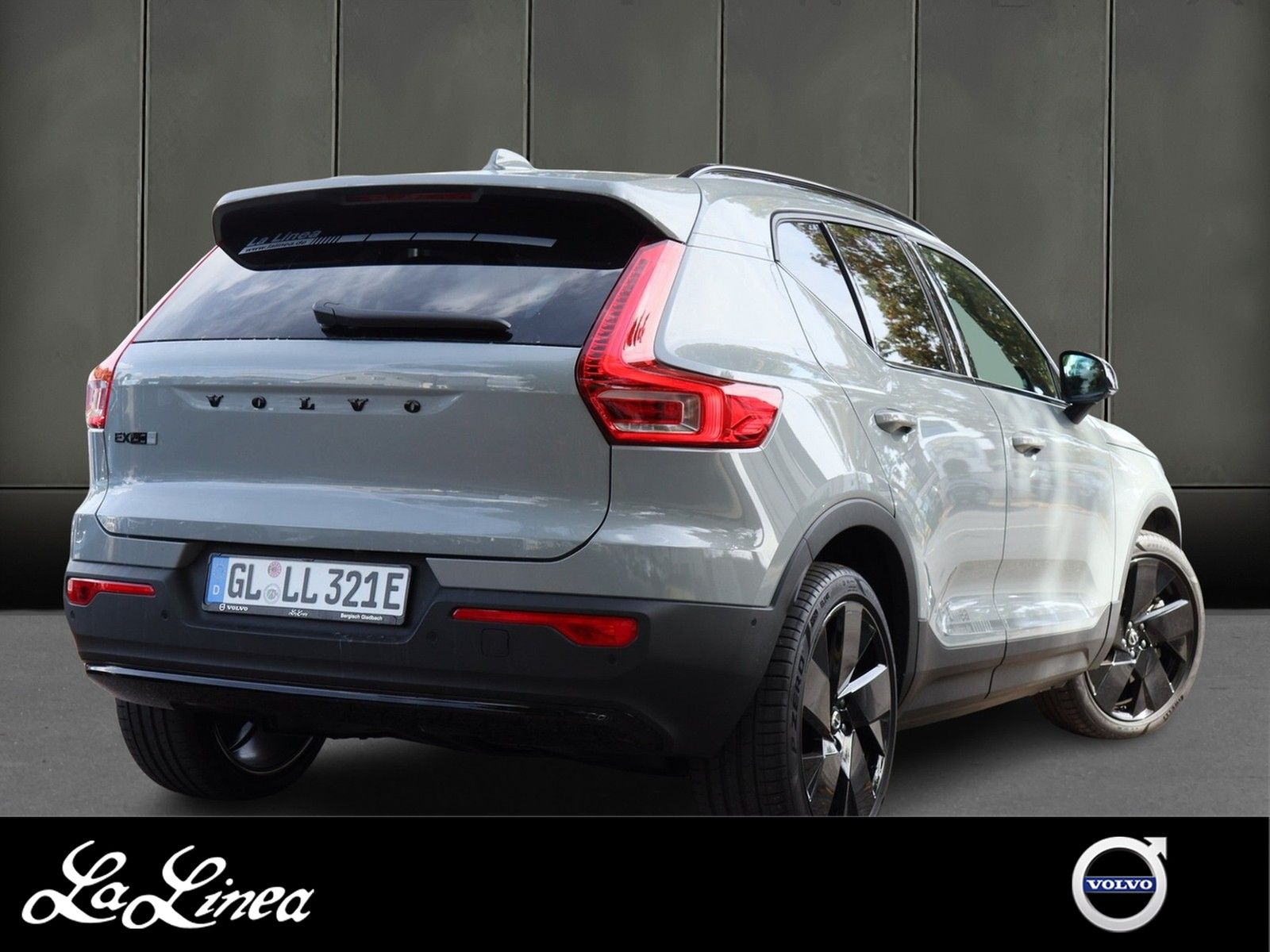 Volvo EX40 Plus Black Single Motor Extended Range RWD imagem 2