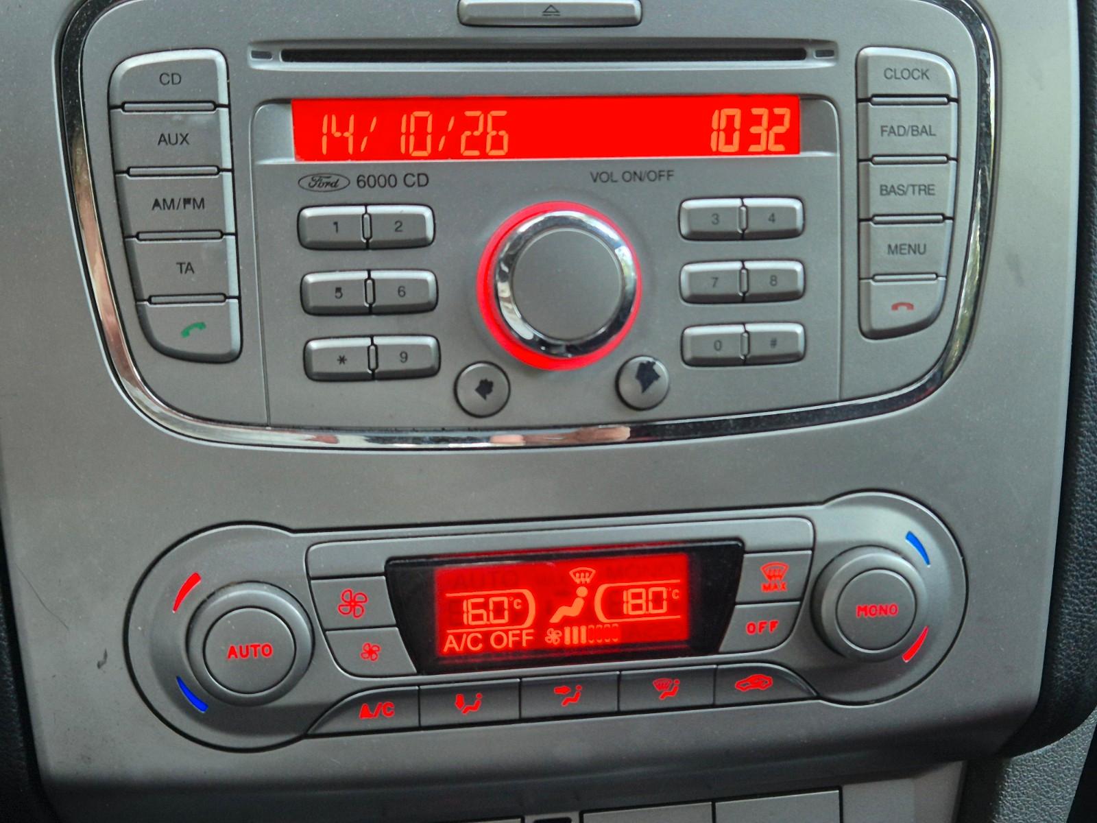 Ford Focus 2009 — салон