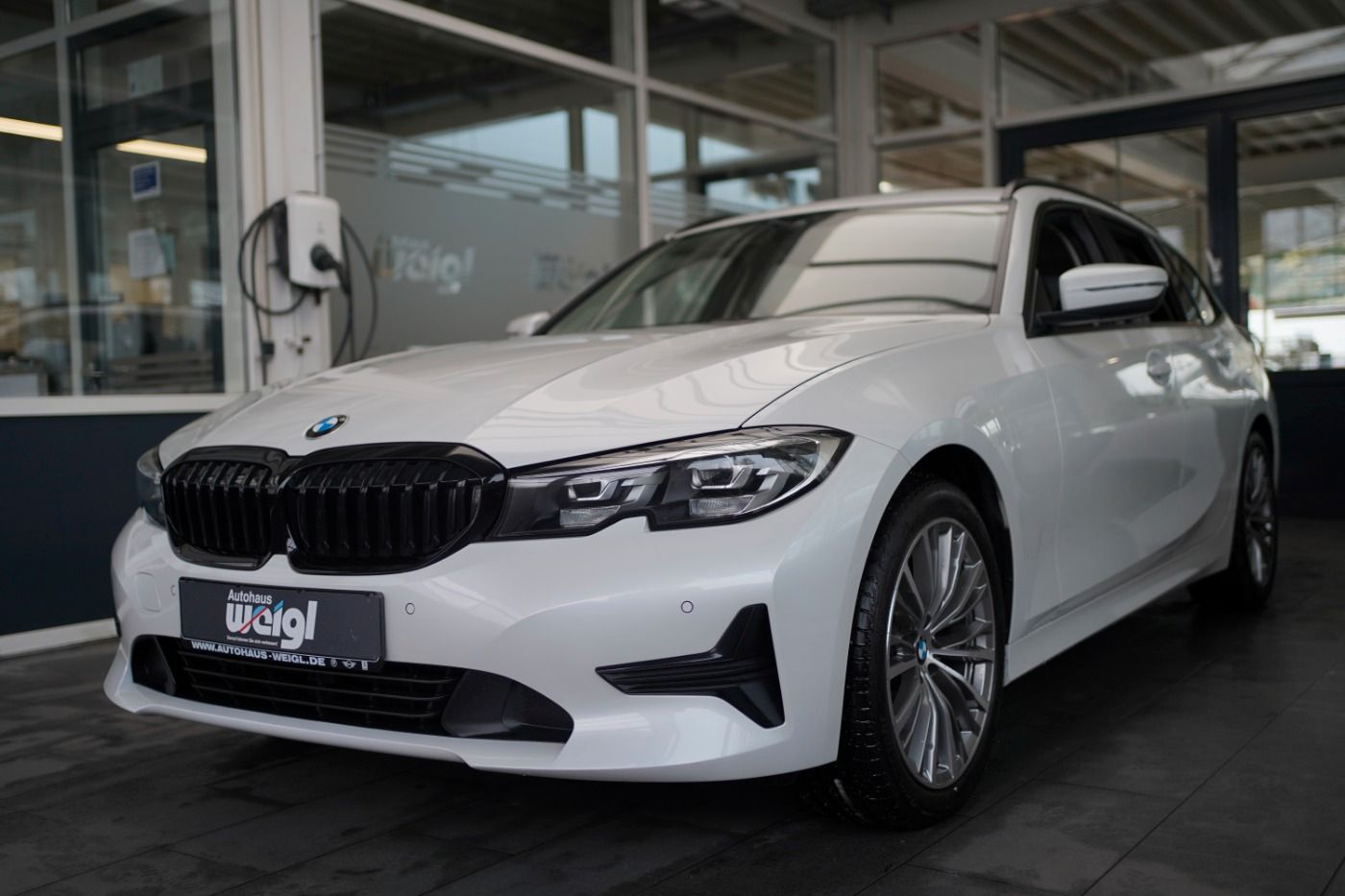 Fahrzeugabbildung BMW 320d Advantage +Driving Assistant+Komfortzugang