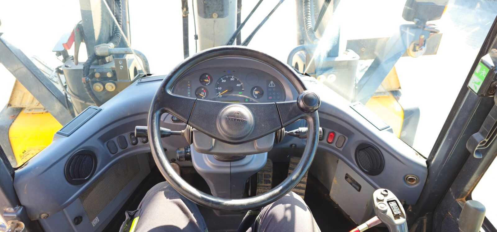Fahrzeugabbildung Komatsu WA320-6 Schaufel +Gabel +Schnellwechsler/ 7.800