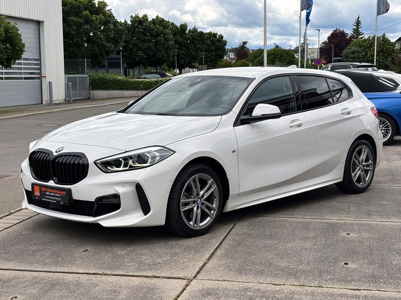 Fahrzeugabbildung BMW 118i M-Sport Steptronic LED KAM PDC AMBI CarPlay