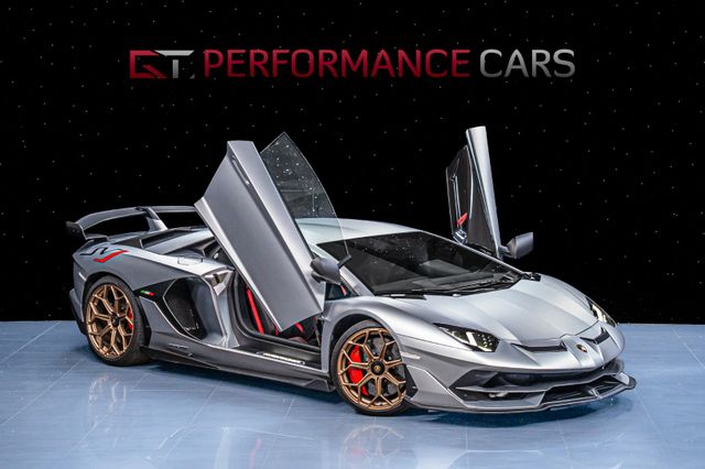 LAMBORGHINI Aventador