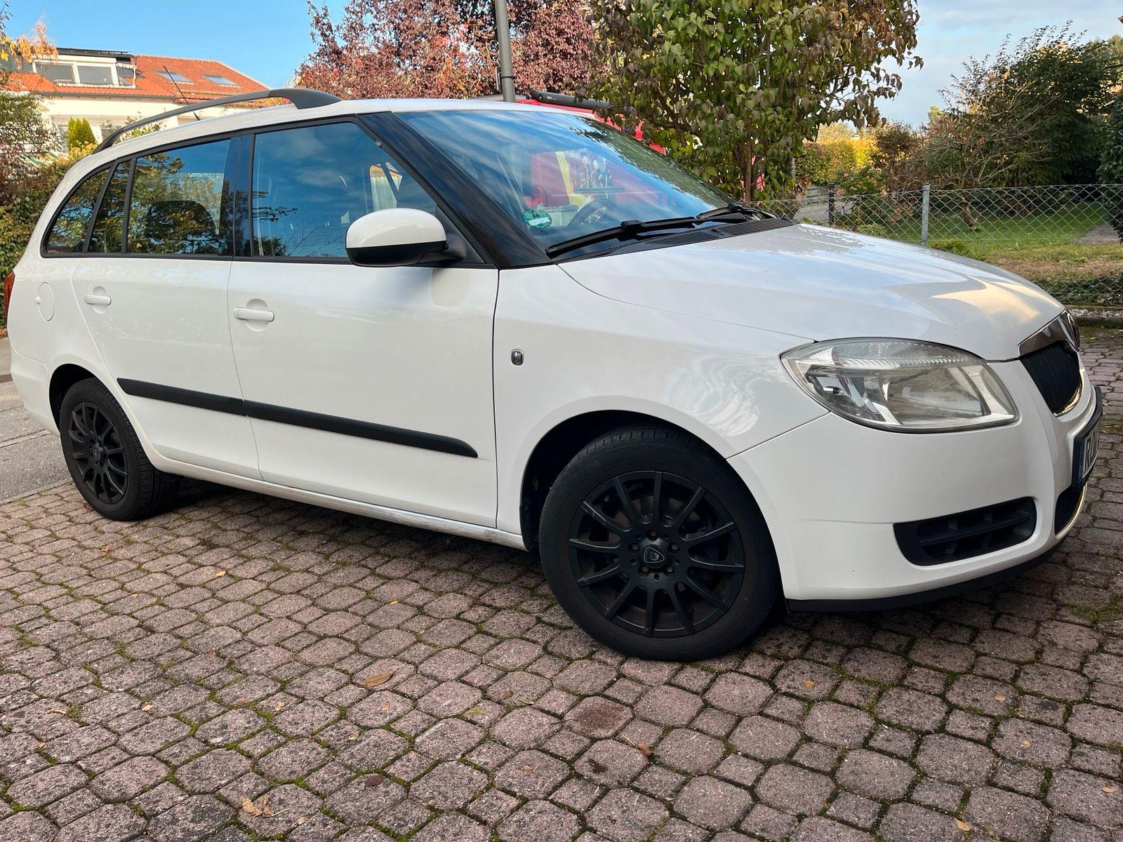 Skoda Fabia 2009 — rear view