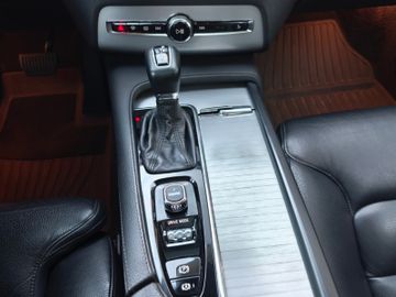 Volvo XC90 Momentum AWD*Vollausstattung*AHK*7-Sitzer*