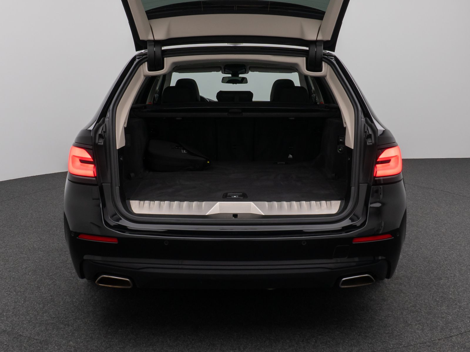 Fahrzeugabbildung BMW 530e Panorama Kamera DAB Leder Alarm AHK