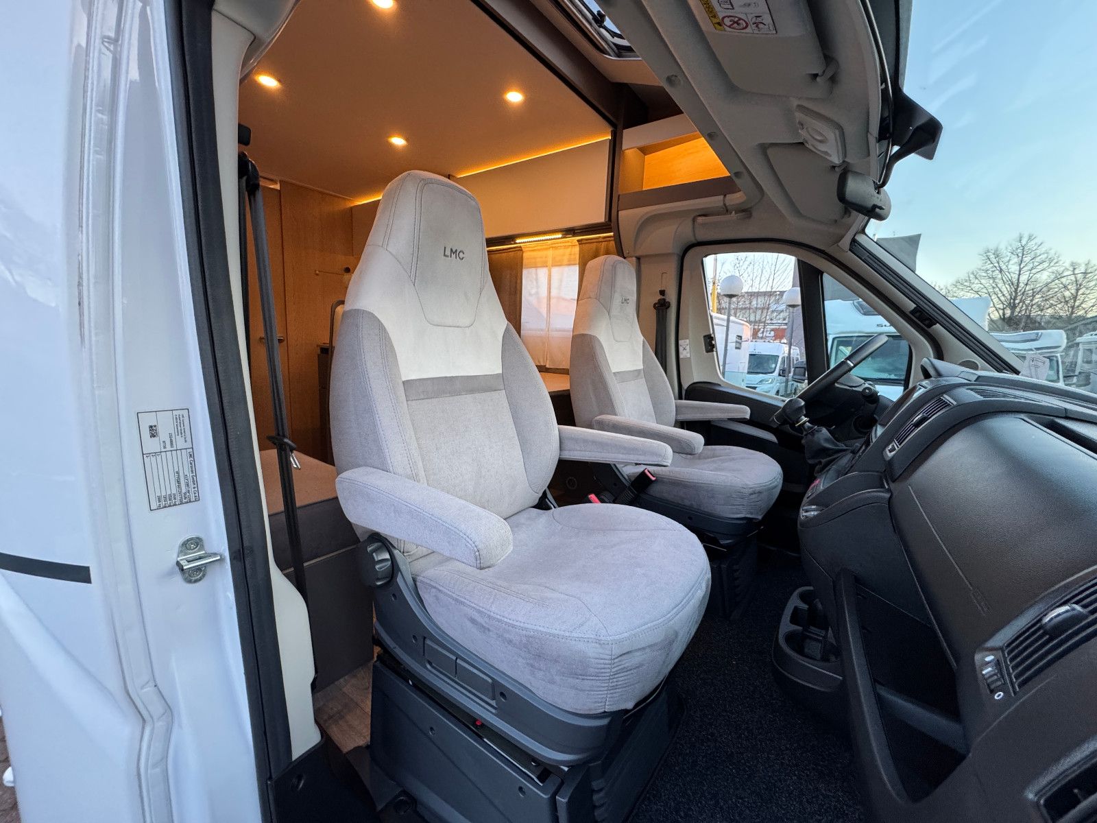 Fahrzeugabbildung LMC TOURER LIFT H 730 G DACHKLIMA SAT SKYROOF HUBBET
