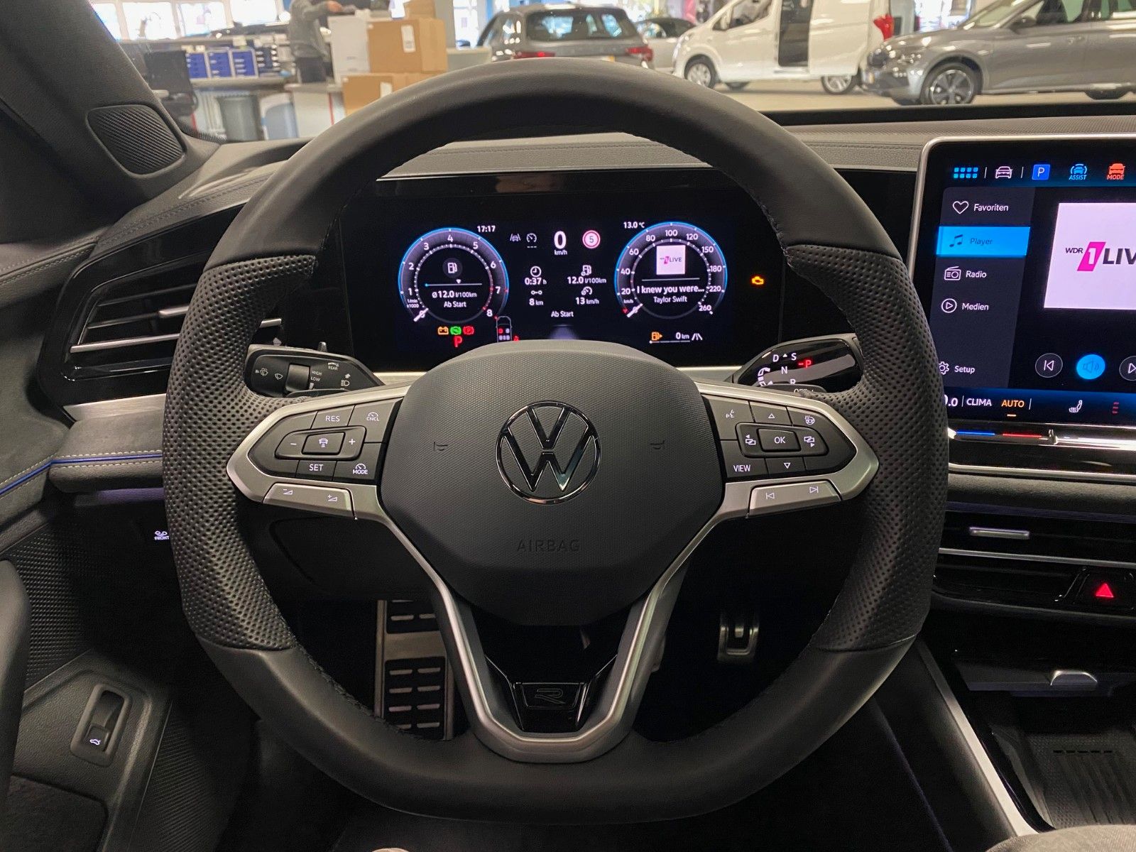Fahrzeugabbildung Volkswagen Passat Variant 1.5 TSI R-Line+NAVI+MATRIX+AHK+
