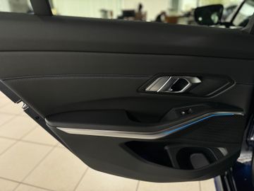 Fahrzeugabbildung BMW 330e xD M Sport Panorama Kamera HUD HiFi AHK 19"