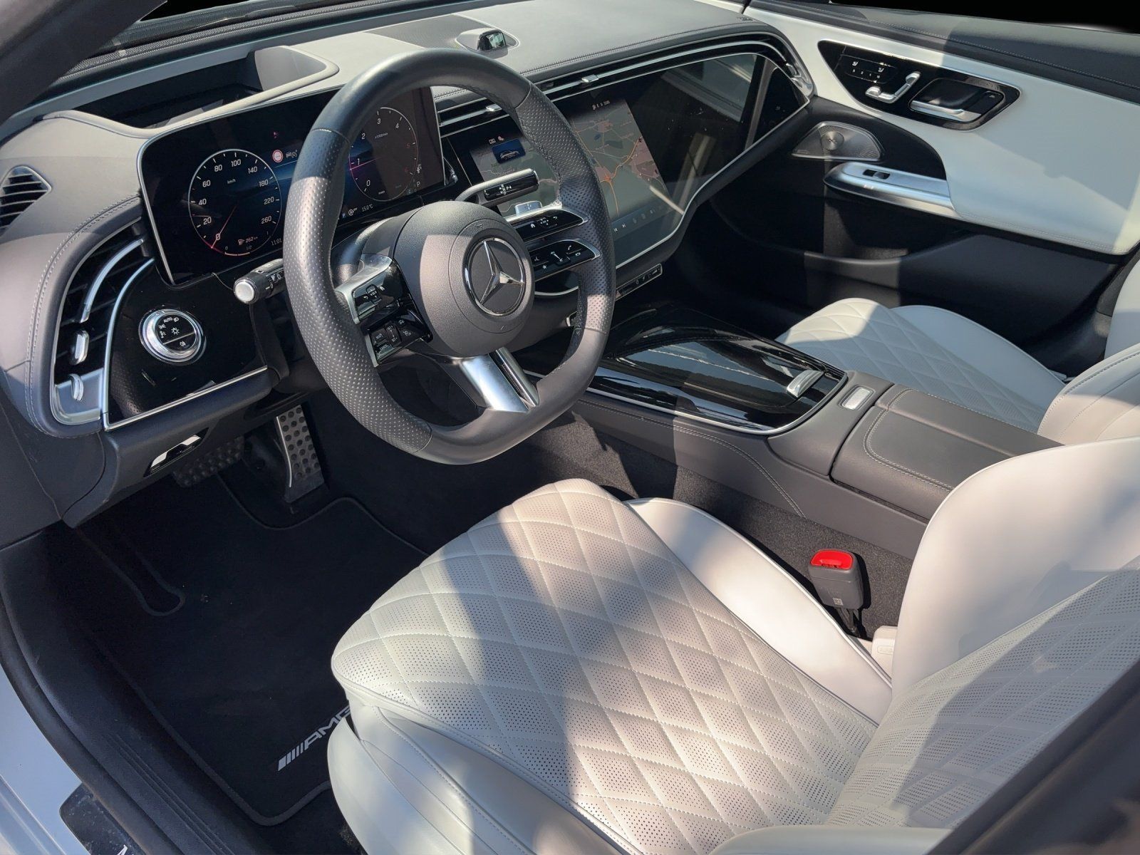 Fahrzeugabbildung Mercedes-Benz E220d T AMG Prem+ AIRMATIC Masage HYPER FahrAssi