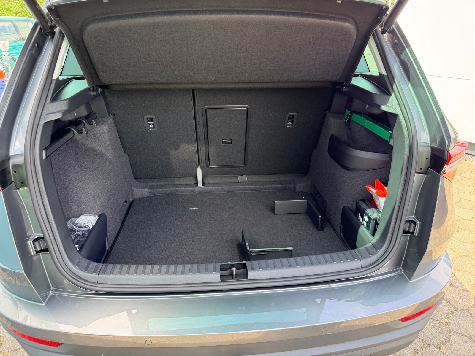 Fahrzeugabbildung SKODA Karoq Tour 1.5 TSI DSG*AHK*360°Cam*behFro*eHeck