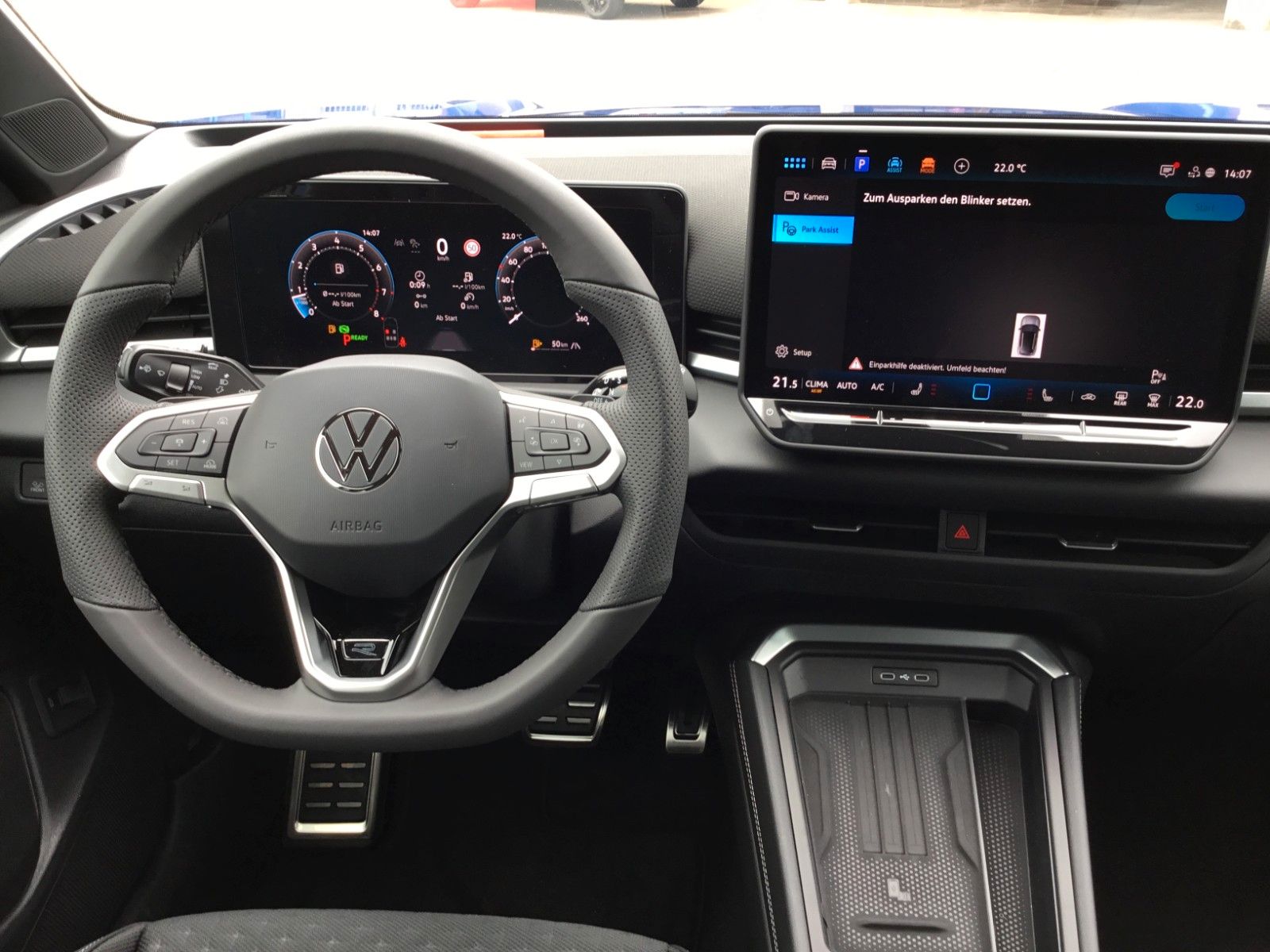 Fahrzeugabbildung Volkswagen T-Roc 1.5 eTSI DSG R-Line+AHK+LED+Navi+18"+Kessy