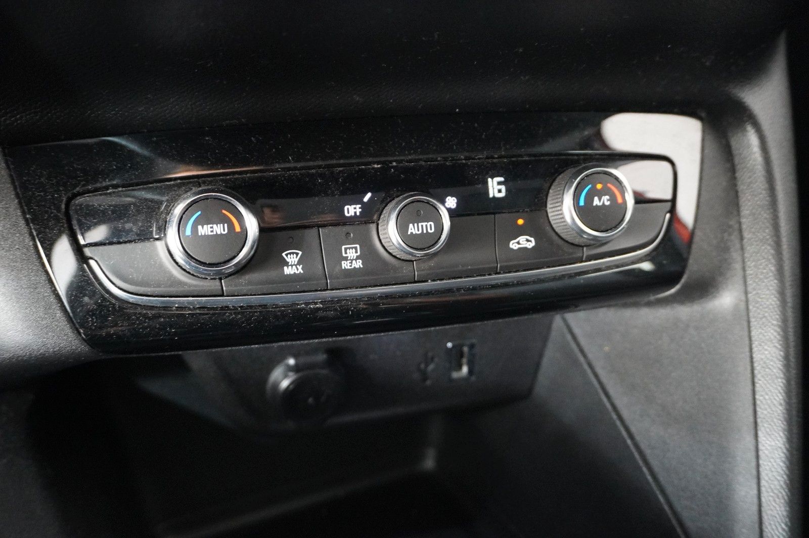 Fahrzeugabbildung Opel Corsa-e F EDITION 7KW NAVI/VIRT/TEMP/DAB/WÄRMEP.
