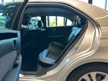 MYAUTOCENTER – Gebraucht- und Jahreswagen mit Werkstattservice in Pfaffenhofen Mercedes-Benz E 200 *AHK*Abstandstempo*Teilleder*Szhz*