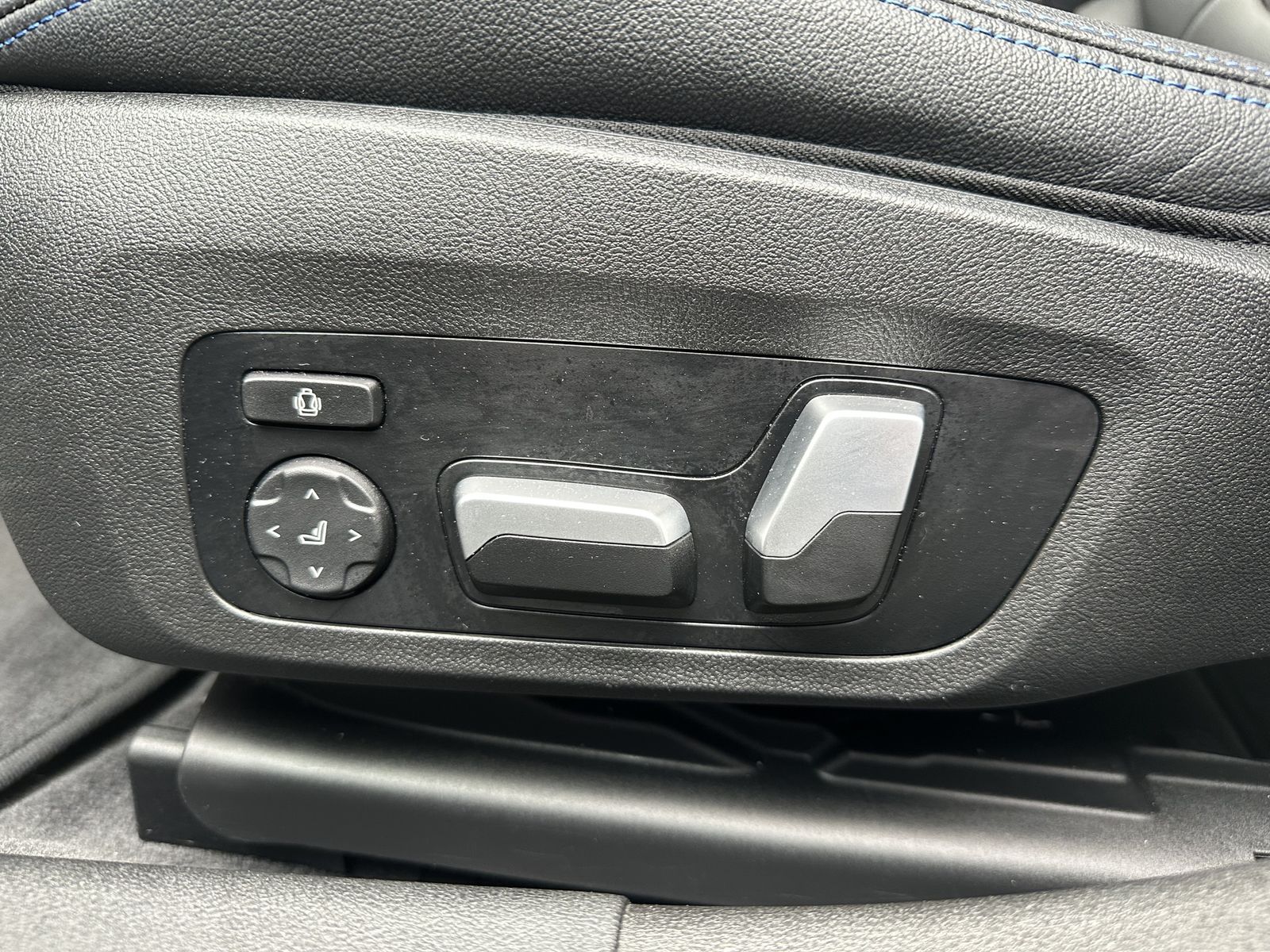 Fahrzeugabbildung BMW 320d Touring M-Sport NAV+LED+ACC+SHZ+VCOCK+18ZO