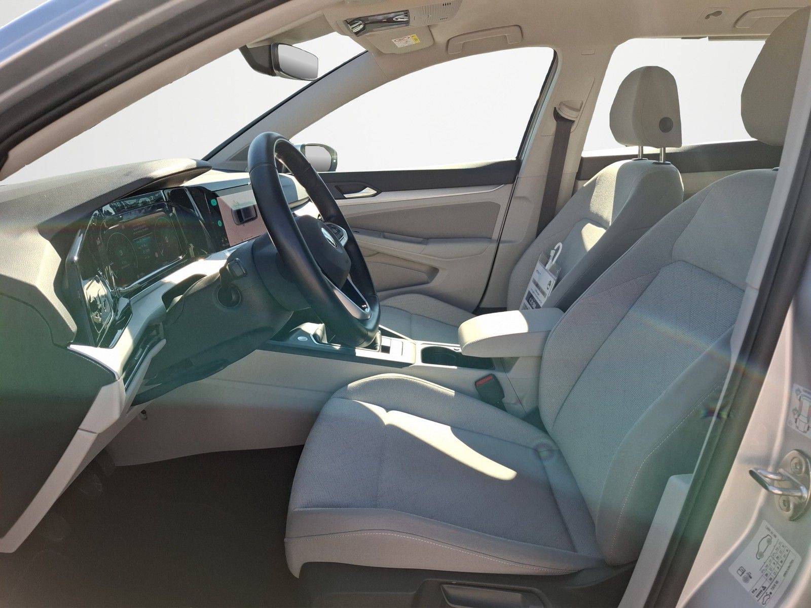 VW Golf VIII Variant 1.0 TSI Life KLIMA / NAVI / AH - Image 9