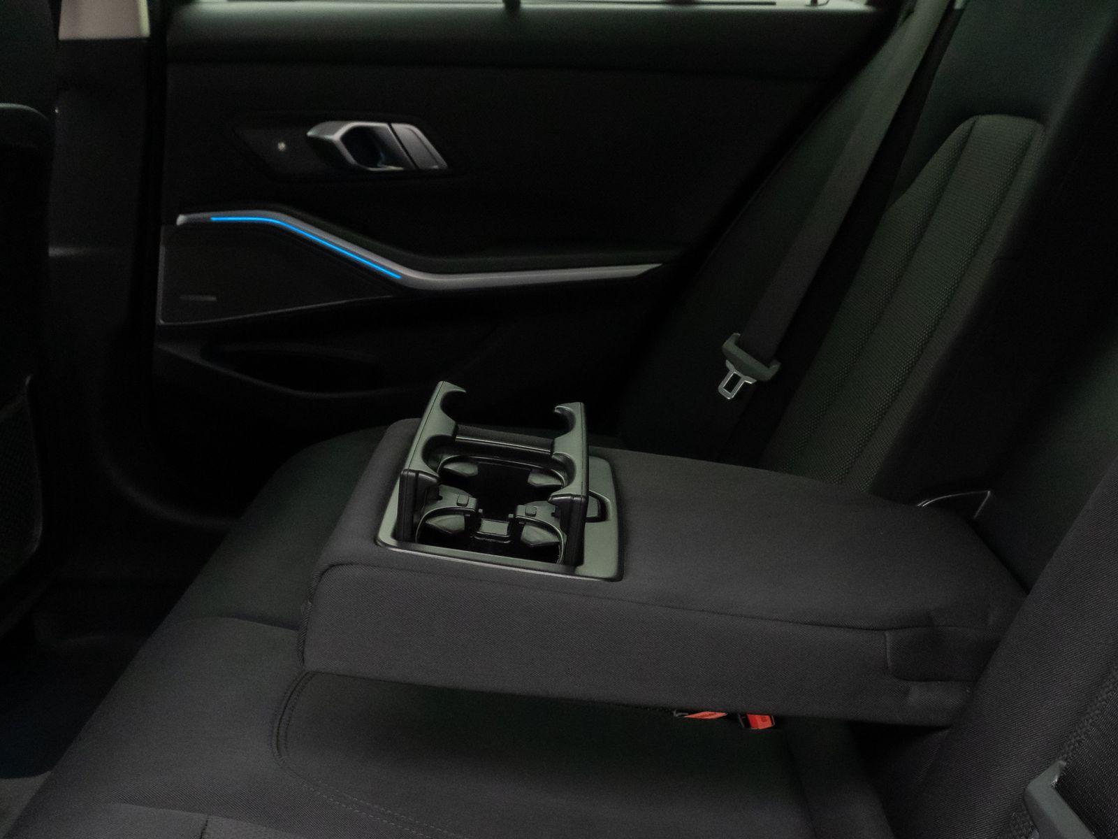 Fahrzeugabbildung BMW 330e Kamera HUD DAB H/K Stop&Go AHK Komfort LED