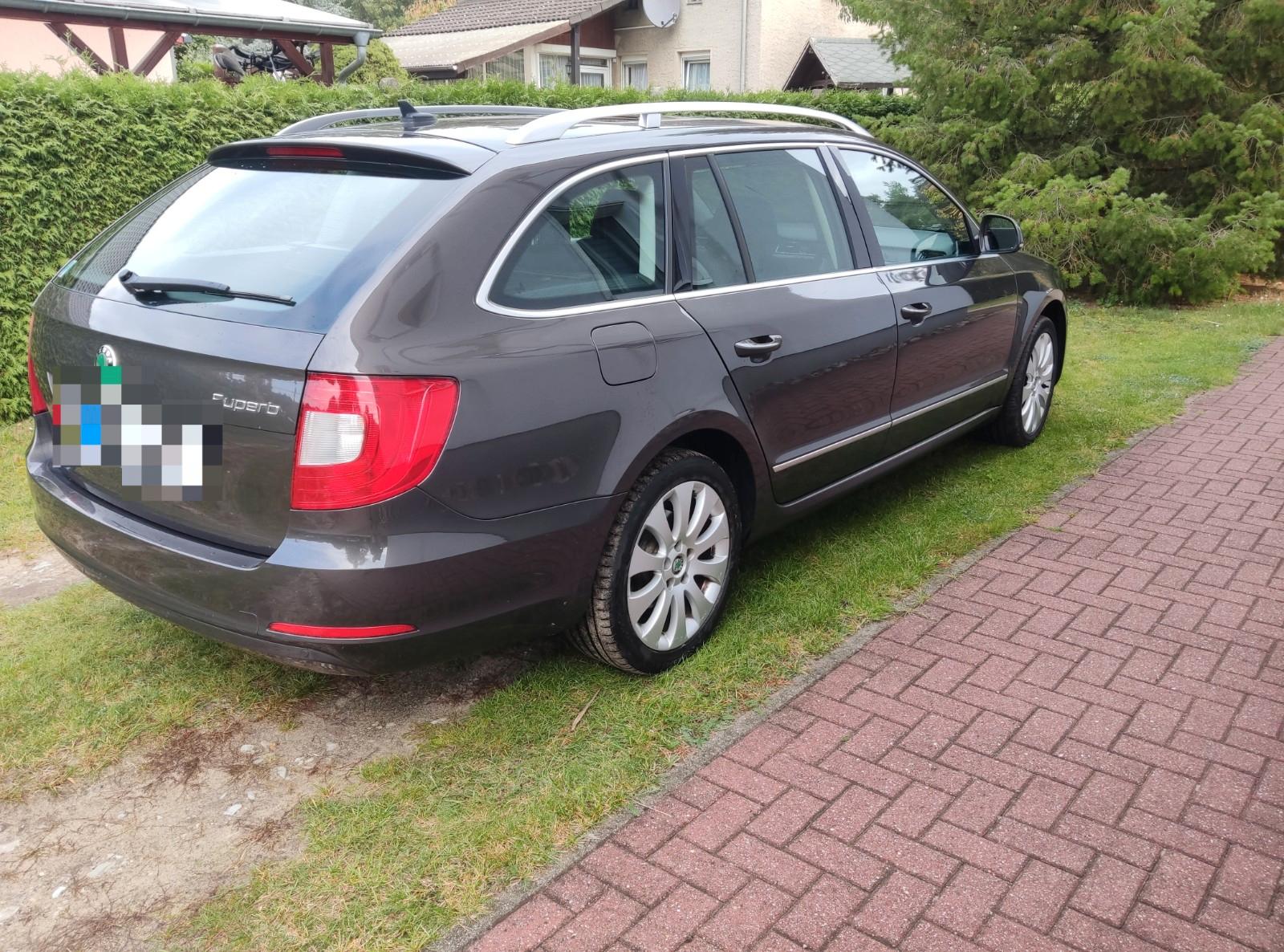 Skoda Superb 2011 — interior