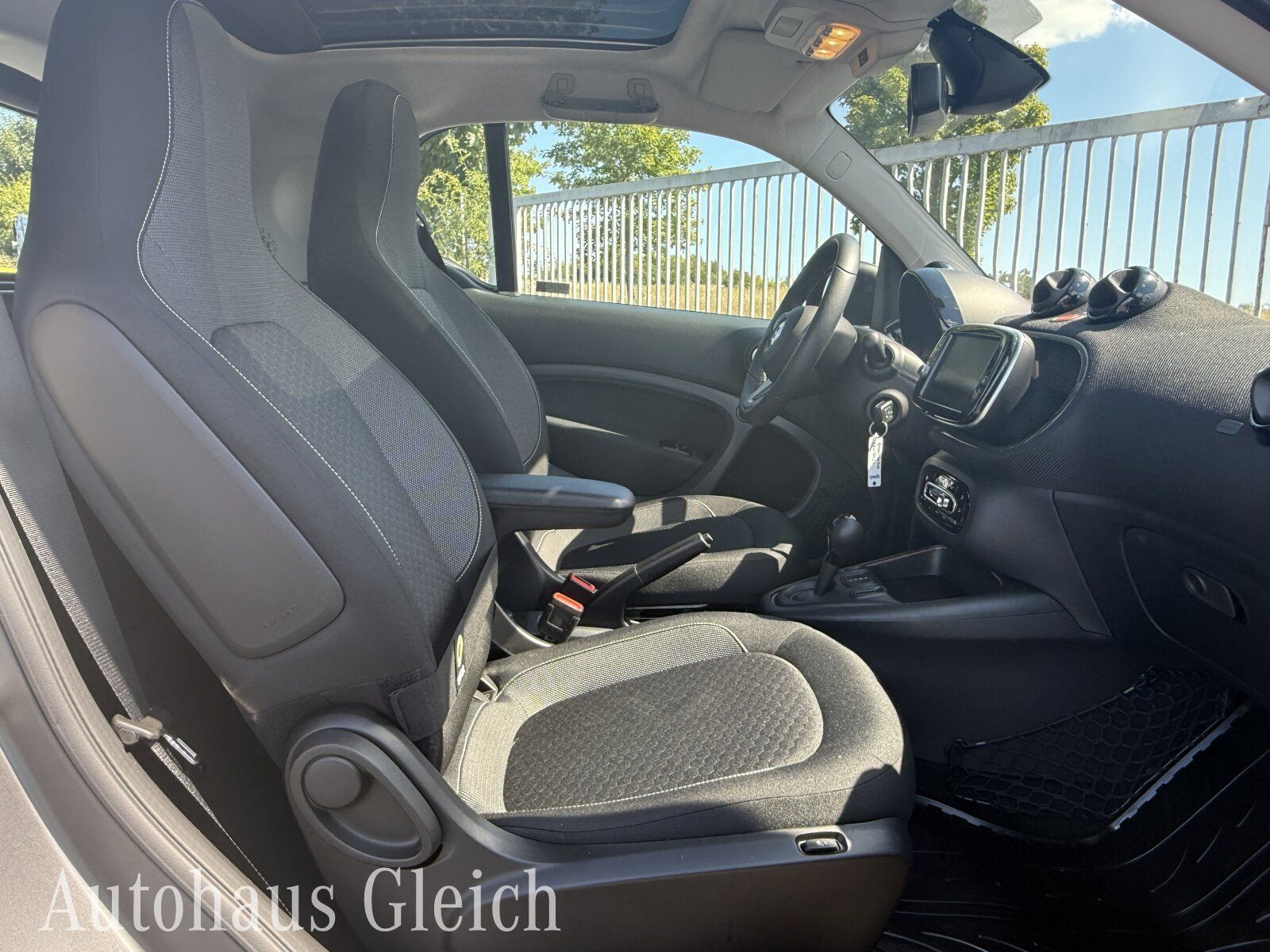 Fahrzeugabbildung Smart EQ passion Navi/Pano.-Dach/Klima/LED/Sitzhzg./BC