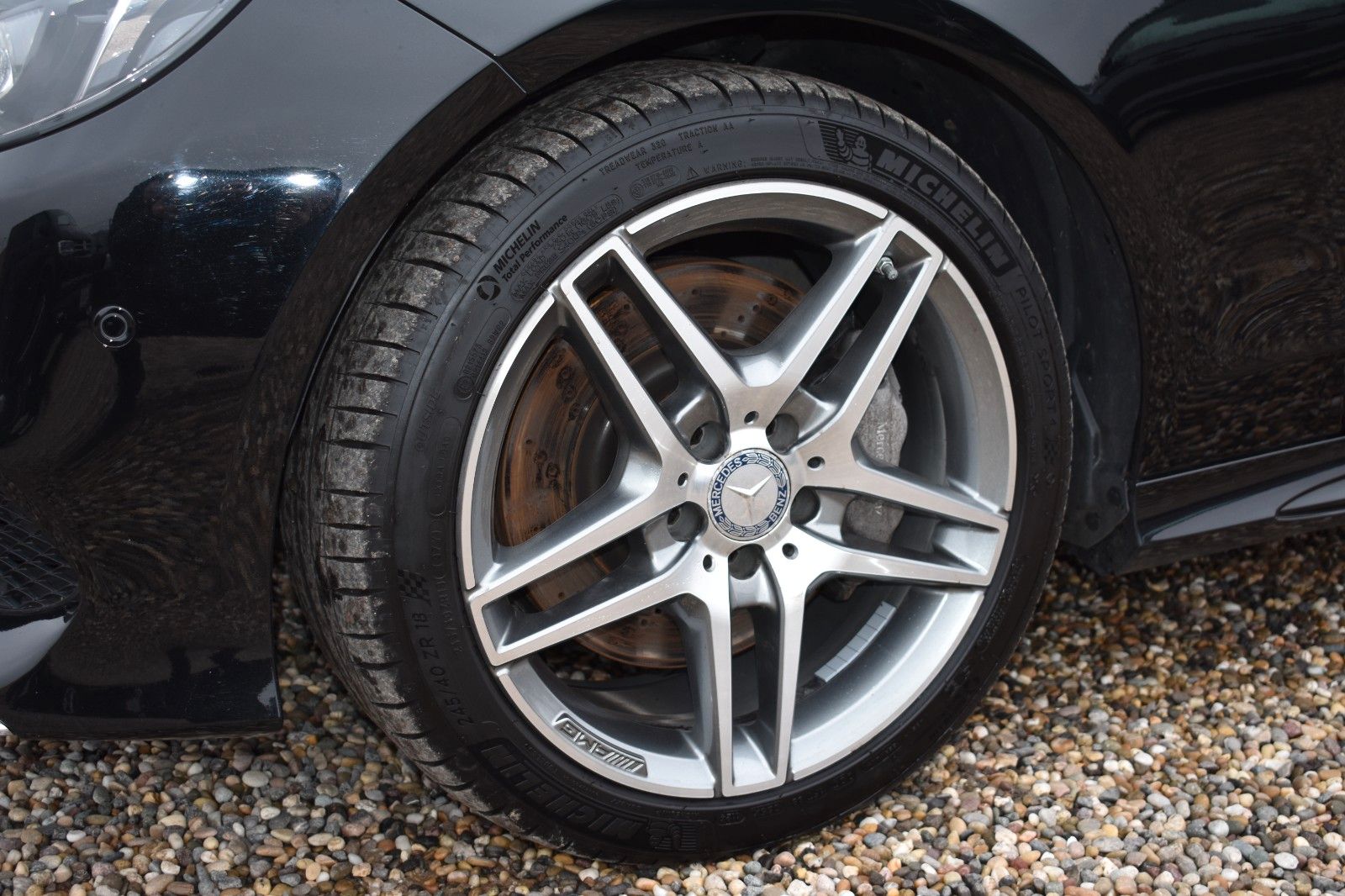 Fahrzeugabbildung Mercedes-Benz E 400 T Edition 4Matic AMG Night-Paket AHK