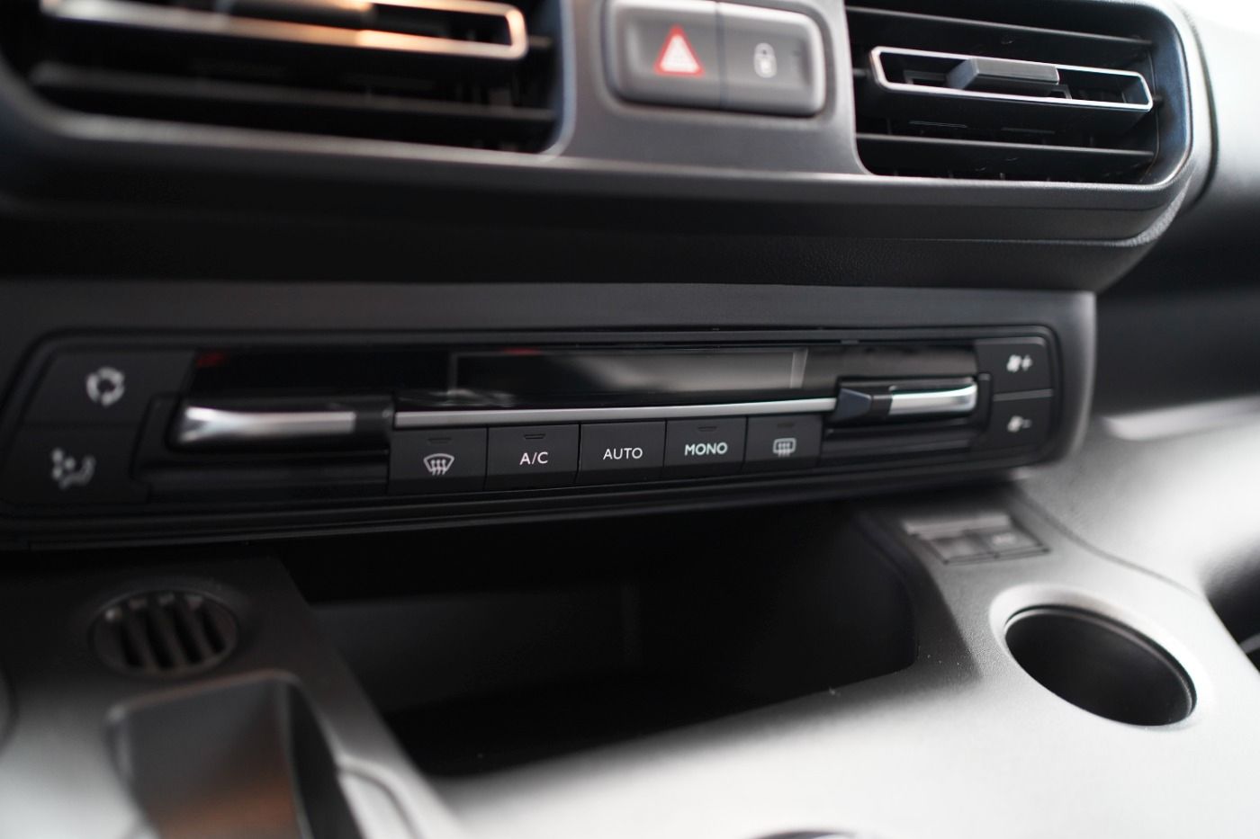 Fahrzeugabbildung Citroën Berlingo M PureTech 130 EAT8 Shine Automatik DAB