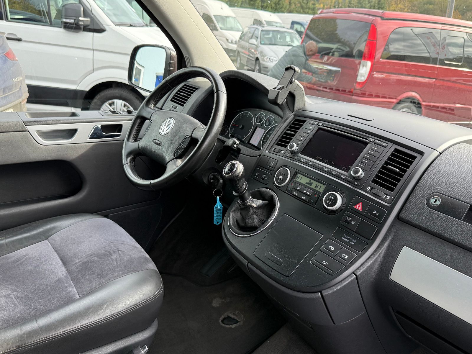 Fahrzeugabbildung Volkswagen T5 Multivan Highline 2.5 TDI AHK GRA Navi PDC