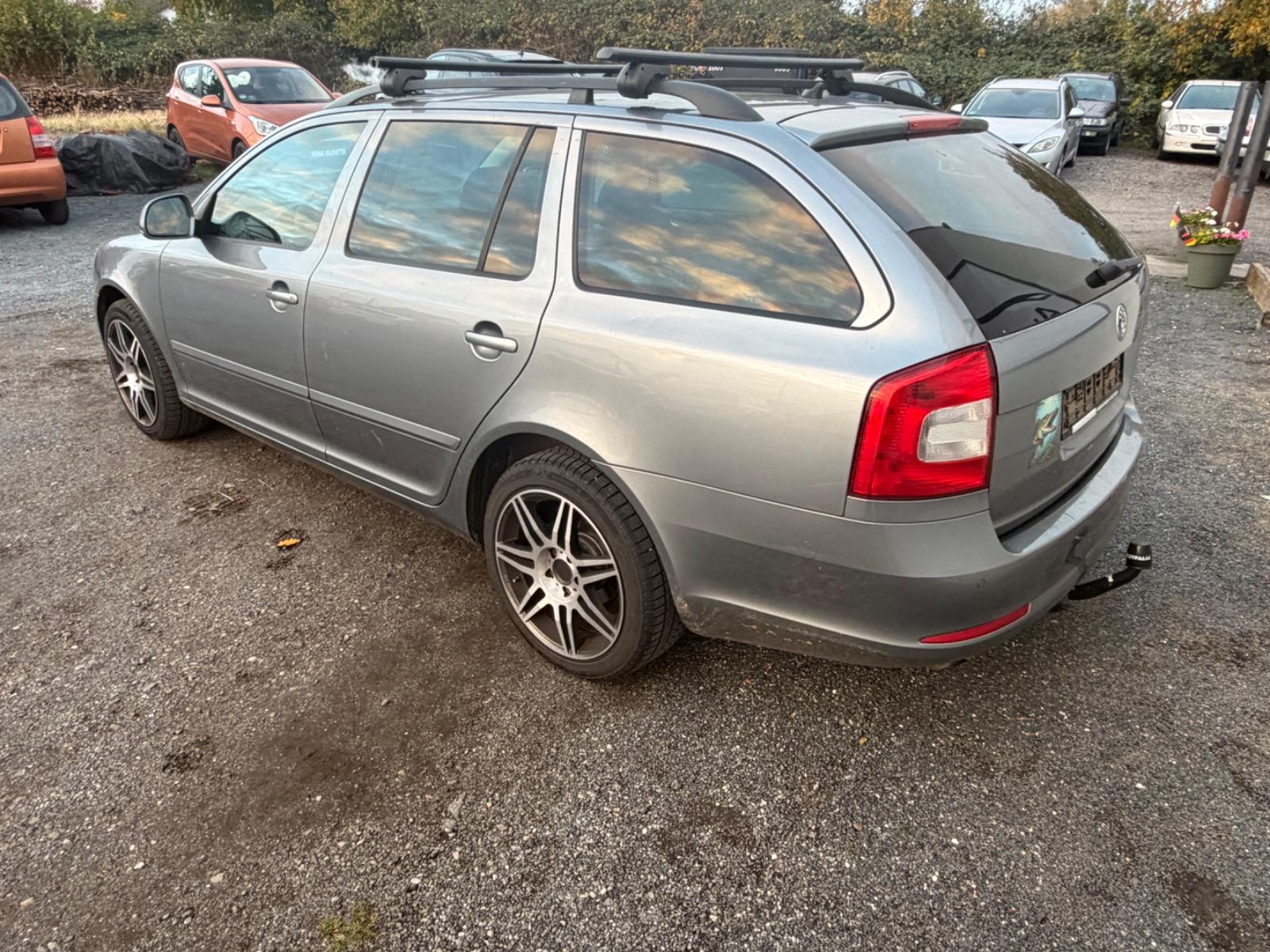 Skoda Octavia 2012 — rear view