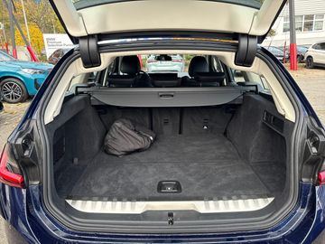 BMW 330e xDrive Touring A Head-Up DAB LED RFK Shz