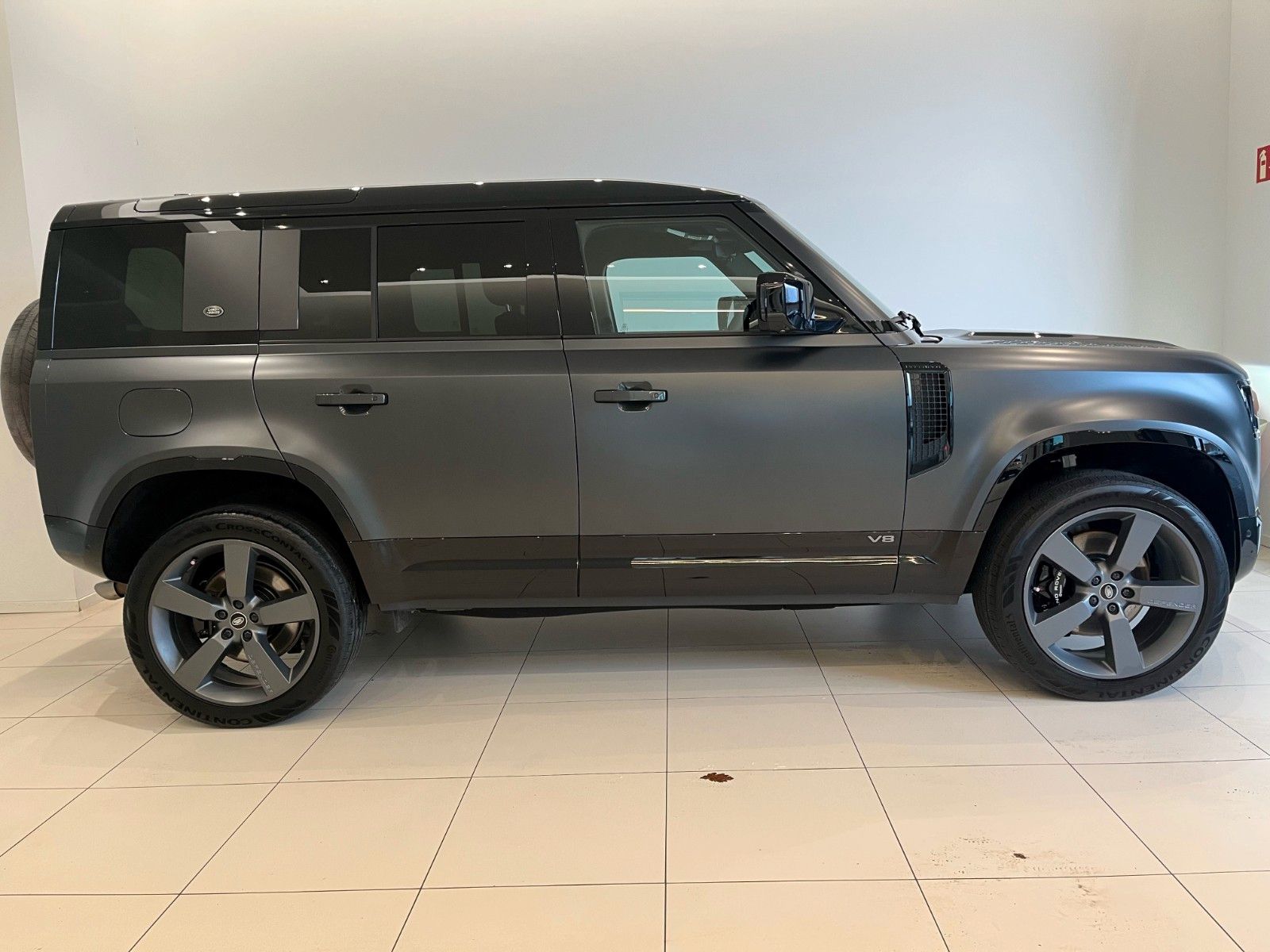 Fahrzeugabbildung Land Rover Defender 110 P525 V8 Carpathian Edition 22" Rad