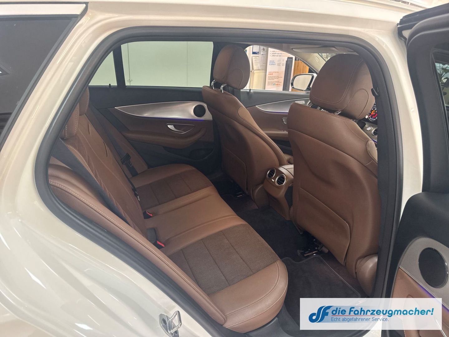 Fahrzeugabbildung Mercedes-Benz E 300 T-Modell de Niveau Navi Digitales Cockpit