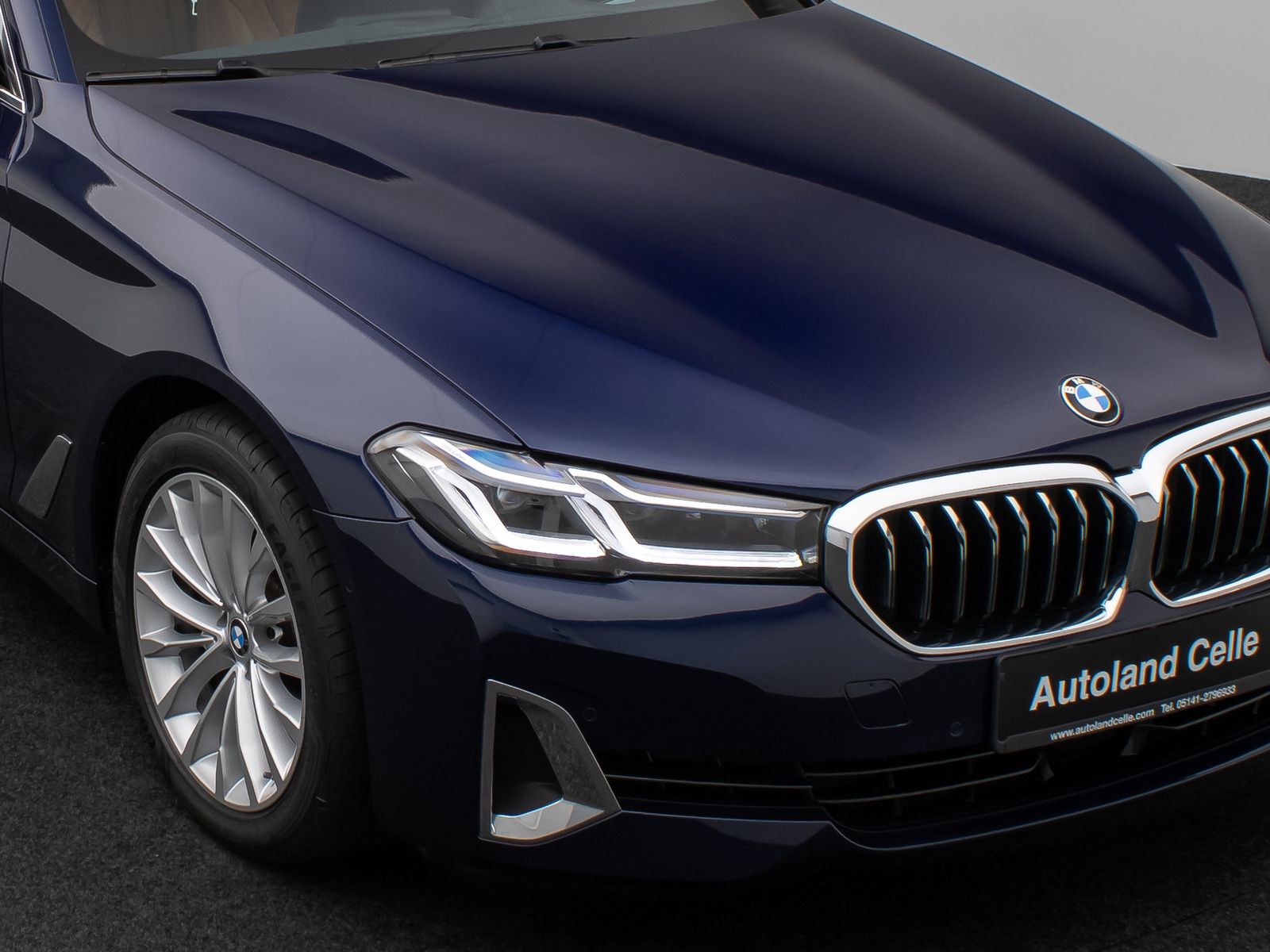 Fahrzeugabbildung BMW 520d xD LuxuryLine Glasdach Kamera Laser HUD H/K
