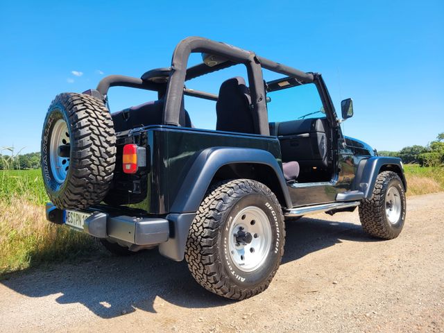 Fahrzeugabbildung Jeep Wrangler/Kompletter Neuaufbau im Bestzustand