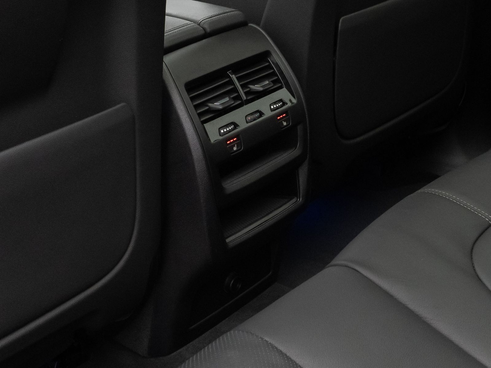 Fahrzeugabbildung BMW X5 xD40d M Sport Panorama Laser 360°HUD DAB B&W