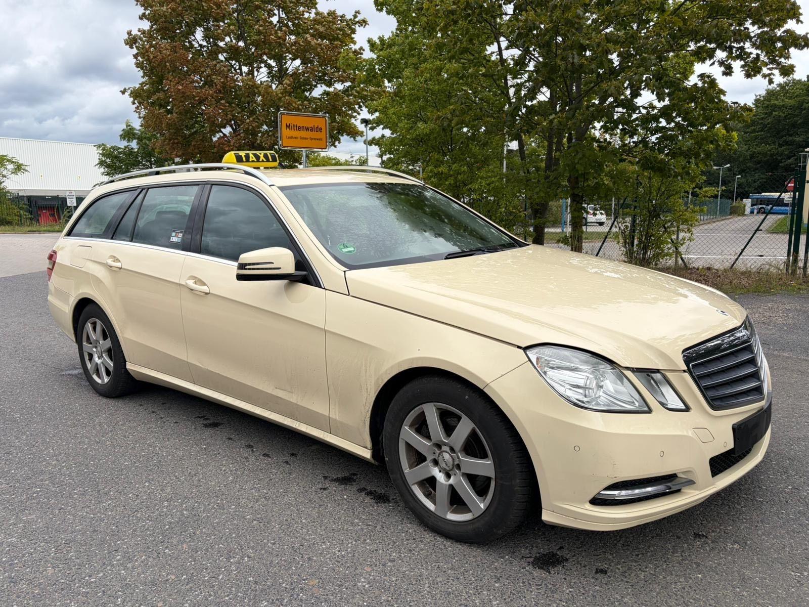 Mercedes-Benz E200 2012 — rear view
