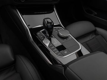 Fahrzeugabbildung BMW 330e xDr Tour Sport Line ACC HUD Pano HiFi Laser