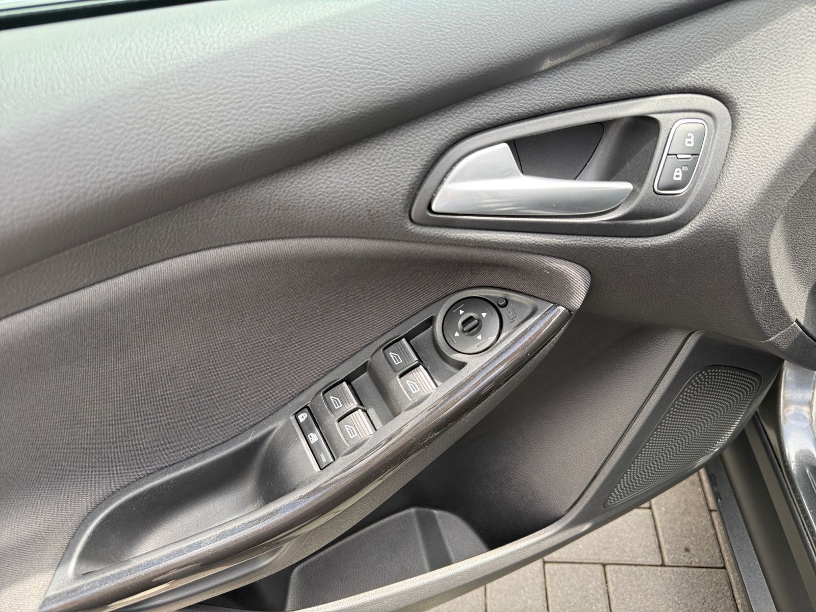 Fahrzeugabbildung Ford Focus 1.0 EcoBoost Titanium NAVI PDC