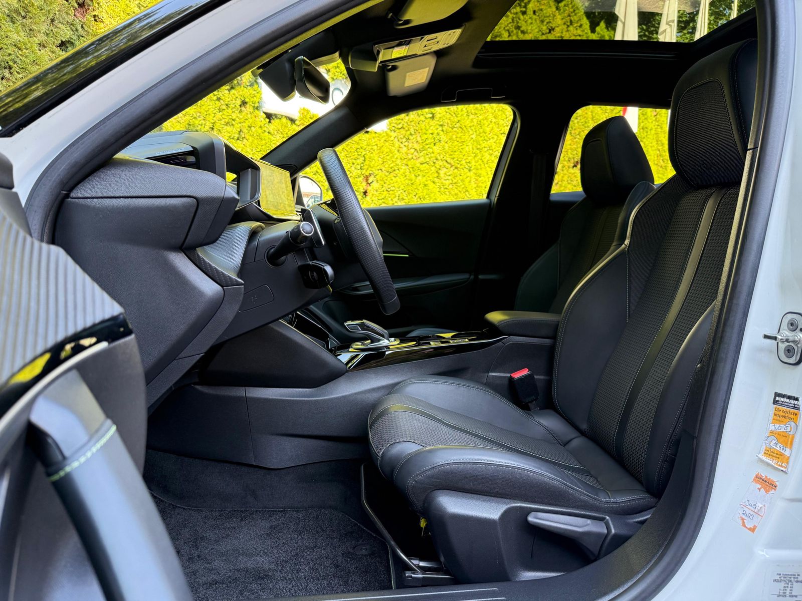 Fahrzeugabbildung Peugeot 2008 GT 1.5 Blue-HDI LED+NAV+KAM+PANO+AMBI+SHZ+