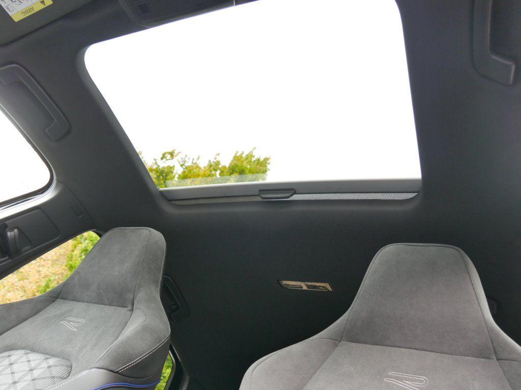 Fahrzeugabbildung Volkswagen Golf 1.5 eTSI R-Line Pano Kamera HarmanKardon