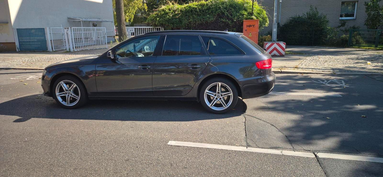 Audi A4 2011 — салон